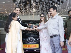 Hamida Khatoon Instagram - ♾️❤️

@mercedesbenz 
@mercedesmahavirmotors 

@khan_mehraj 
@anchorravi_offl 
@nitya.saxena1186 
@princepatel4571 

#hamida 
#hamidakhatoon 
#happyhamida 
#newcar 
#mercedes
