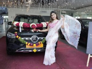 Hamida Khatoon Instagram - ♾️❤️

@mercedesbenz 
@mercedesmahavirmotors 

@khan_mehraj 
@anchorravi_offl 
@nitya.saxena1186 
@princepatel4571 

#hamida 
#hamidakhatoon 
#happyhamida 
#newcar 
#mercedes