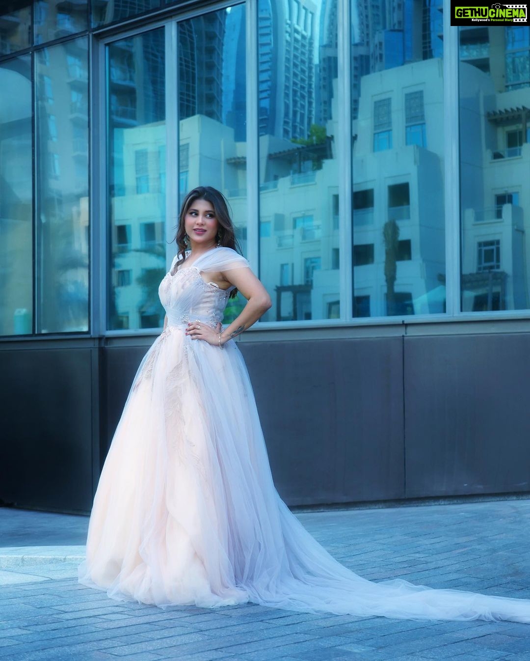 Hamida Khatoon Instagram - This is my favourite kind of WEATHER . I LOVE it ❤️ Attire: @agelesscollection Photographer: @ehtasham_saeed Camera assistant: @itsmrfari MUA : @makeup_rida95 #hamida #hamidakhatoon #photoshoot #instagram #dubai #weather #love #biggboss