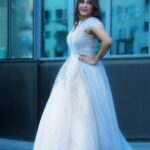 Hamida Khatoon Instagram - This is my favourite kind of WEATHER . I LOVE it ❤️ Attire: @agelesscollection Photographer: @ehtasham_saeed Camera assistant: @itsmrfari MUA : @makeup_rida95 #hamida #hamidakhatoon #photoshoot #instagram #dubai #weather #love #biggboss