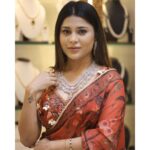 Hamida Khatoon Instagram – Necklace glam up any outfit without feeling like too much ✨🌟

Necklace :- @ambicapearlsandjewellers 

Earrings :- @ambicapearlsandjewellers 

Designer :- @ohanahyd 

Photographer :- @shobas__pixels 

Style by :- @khan_mehraj 

#hamida 
#hamidakhatoon 
#smile 
#smilingqueen 
#jewellery 
#add