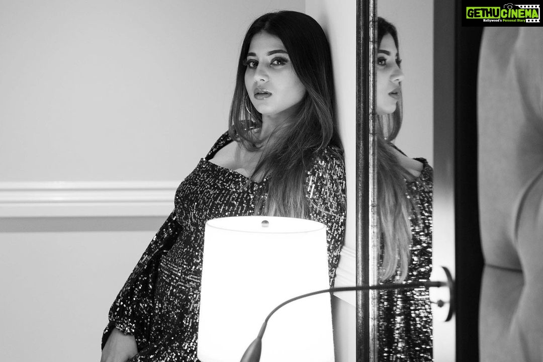 Hamida Khatoon Instagram - 𝓗𝓪𝓹𝓹𝔂 𝓼𝓪𝓽𝓾𝓻𝓭𝓪𝔂 19-06-2020 Photographer: @yasirstudios1986 #hamida #hamidakhatoonofficial #hamidakhatoonfans #instagram #happysaturday #vibe #photooftheday #photography #photoshoot #infinity