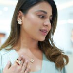 Hamida Khatoon Instagram – From bold statement pieces to delicate designs, Aayat collection has something for everyone. Express yourself and make a statement with the Aayat collection. Hurry and visit the store today!

📍Begumpet, Hyderabad, Telangana 500016 

@farahkhanali 
@farahkhanatelier 
@kirtilalsonline 

#FarahKhan #AayatCollection #KirtilalsHyderabad #Kirtilals