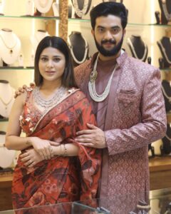 Hamida Khatoon Instagram - @ambicapearlsandjewellers opening with Co star of brahmamudi @srikarkrishnaofficial 

Hamida Designer :- @ohanahyd 

Style by :- @khan_mehraj 

Necklace :- @ambicapearlsandjewellers 

Earrings :- @ambicapearlsandjewellers 

Makeup by me ☺️

#hamida 
#hamidakhatoon 
#jewellery 
#swapna 
#rahul 
#swapnarahul
#add