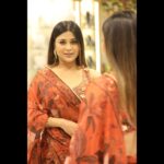 Hamida Khatoon Instagram – 𝓘 𝓵𝓸𝓿𝓮 𝔂𝓸𝓾

Designer :- @ohanahyd 

Styles by :- @khan_mehraj 

Earrings :- @ambicapearlsandjewellers 

Photographer :- @shobas__pixels 

Make up by me 😉

#hamida 
#hamidakhatoon 
#style 
#iloveyou 
#love 
#infinity 
#smilingqueen 
#smile 
#instagram