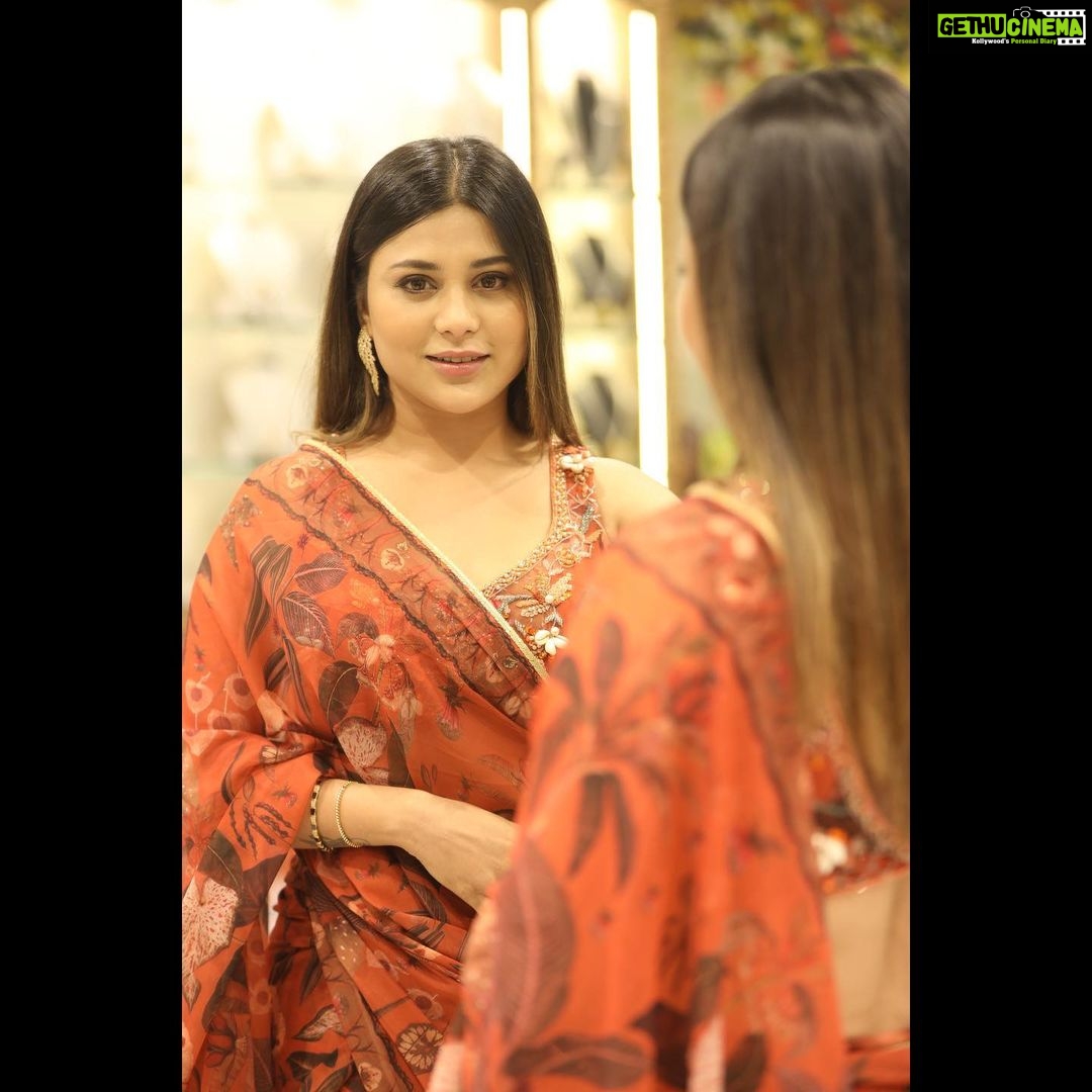 Hamida Khatoon Instagram - ๐ ๐ต๐ธ๐ฟ๐ฎ ๐๐ธ๐พ Designer :- @ohanahyd Styles by :- @khan_mehraj Earrings :- @ambicapearlsandjewellers Photographer :- @shobas__pixels Make up by me ๐ #hamida #hamidakhatoon #style #iloveyou #love #infinity #smilingqueen #smile #instagram