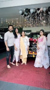 Hamida Khatoon Instagram - Welcome the BEAST!! 😎 Congratulations Hamiluuuu 😍😍 proud of u & all the best fr ur new project 👍😇 Pls drive safe! @hamida_khatoon_official @nitya.saxena1186 @khan_mehraj #princessviya #anchorravi #mercedes #merc