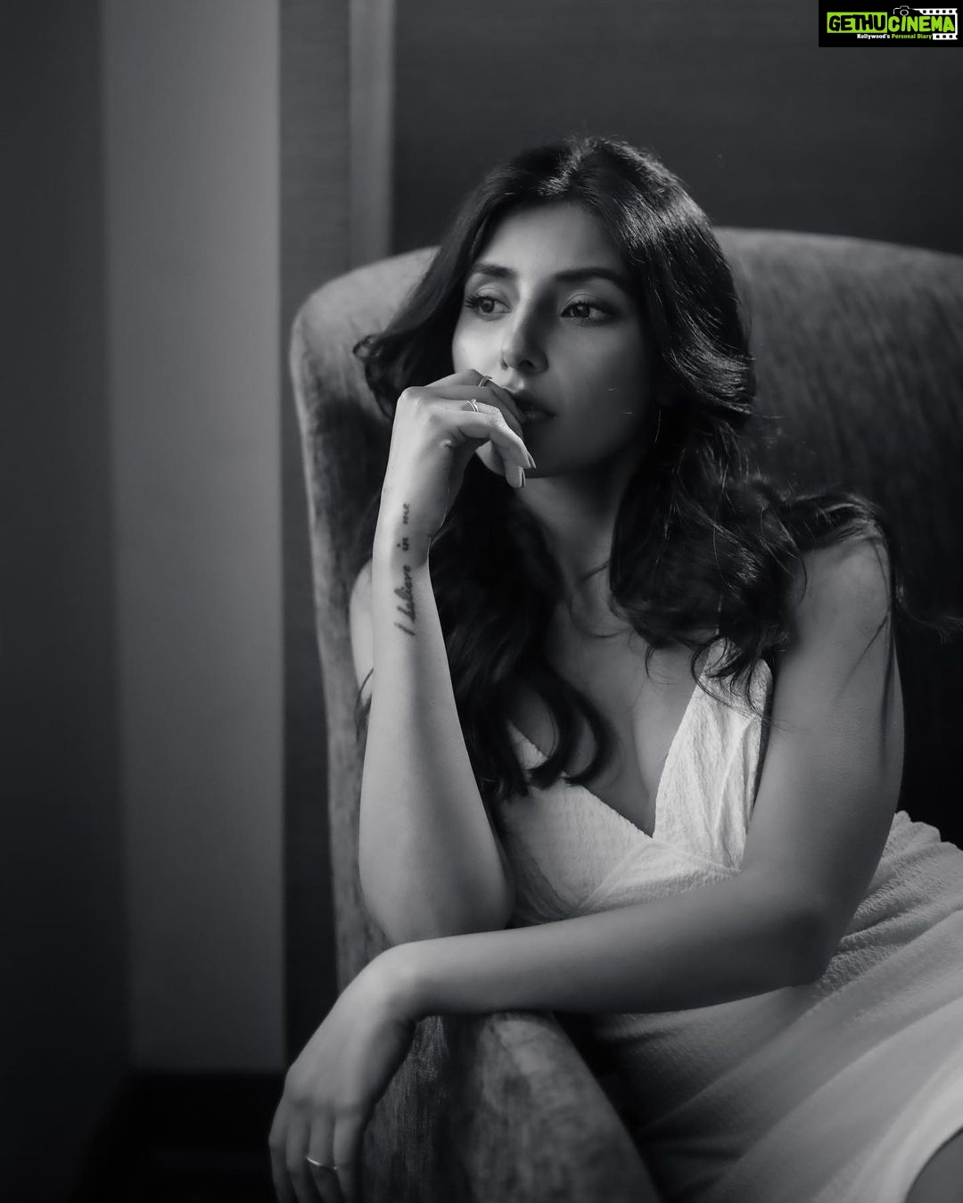 Harshita Gaur Instagram - Nazar kahi bhi ho! Dil tumhari taraf hai . . . 📸 @mainaurmeracamera @punya.makeupandhair