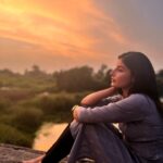 Harshita Gaur Instagram – बीचमें।
हूँ कहीं बीचमें।।

जहाँ मिलते हैं ज़मीं-आसमां,
जहाँ झूलता है शाख़ से पत्ता, टूटकर मिट्टी को छूने से पहले,
जहाँ रात और दिन मिलते हैं, मौसम गुनगुने से फैले।

अधूरी हूँ या अपने आप में पूरी हूँ? 
बीचमें हूँ मैं।

प्यार है , नहीं भी 
डर है , होंसला भी।
आँसू हैं, सूखे हुए 
प्यास है, रूठी हुई।।

क्या ढूंढ रही हूँ?
ख़ुद को, या ख़ुद में सबको? 

बीचमें हूँ कहीं।
पहले से थोड़ी आगे 
पोहचने से थोड़ी पीछे 
कही हूँ मैं, बीचमें।।
~ HSG
Dimpy ♥️
#mirzapur3