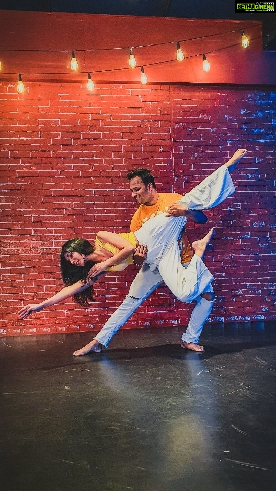Harshita Gaur Instagram - π§‘ Kesariya π§‘ Always loved @arijitsingh as a singer and he's the best. Also can't stop complimenting @harshita1210 for being so versatile in her dance π show some love in the comments below ππΈοΈ . . . @aliaabhatt @ayan_mukerji . . #dancers #dancevideos #kesariya #kesariyateraishqhaipiya #arijitsingh #aliabhatt #ranbirkapoor #ayanmukerji #contemporarydance #contemporarydancer The Flex Dance Studio