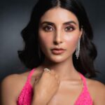Harshita Gaur Instagram - Straight face! 🤡 . . . 1 or 2? @areesz
