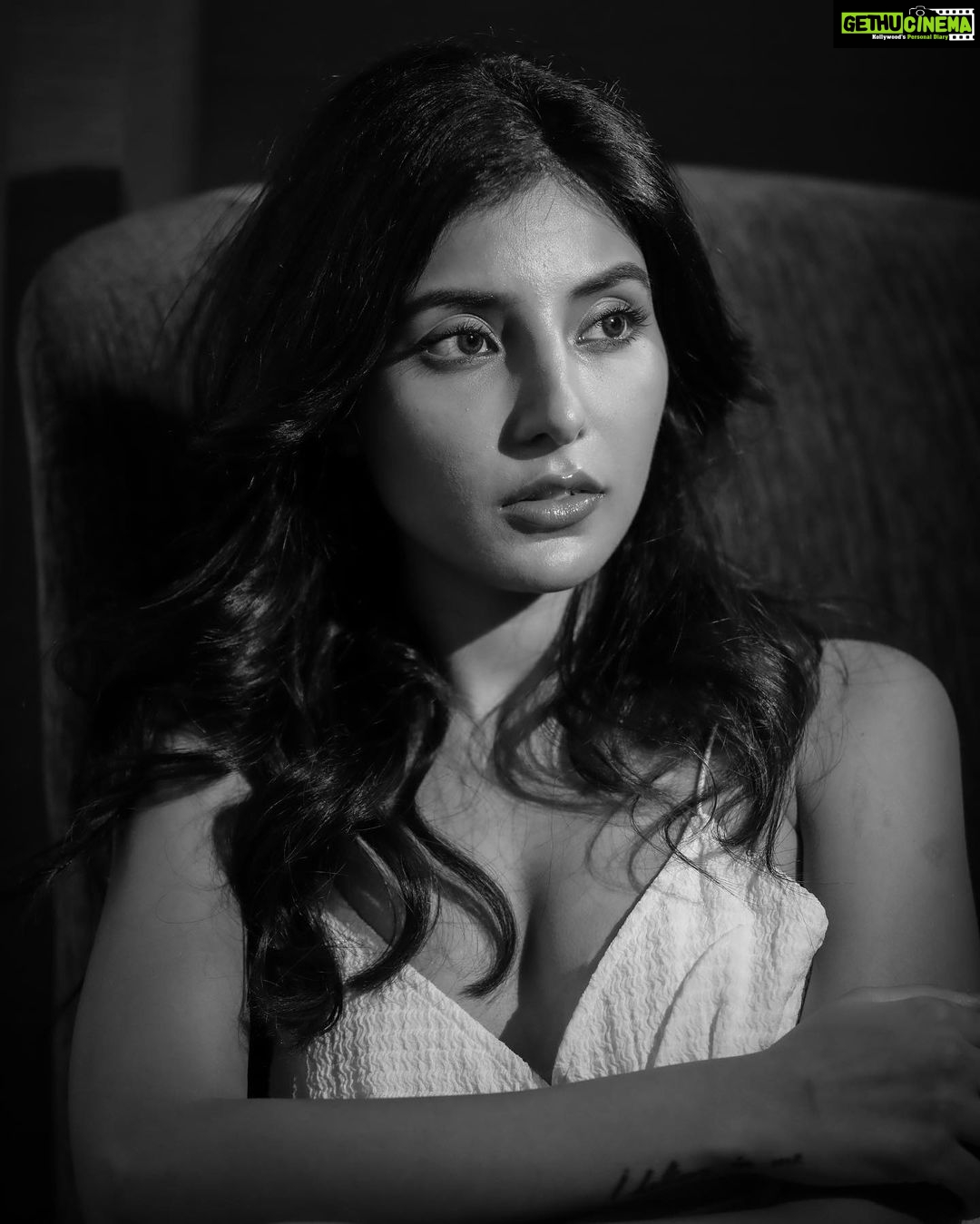 Harshita Gaur Instagram - Nazar kahi bhi ho! Dil tumhari taraf hai . . . 📸 @mainaurmeracamera @punya.makeupandhair