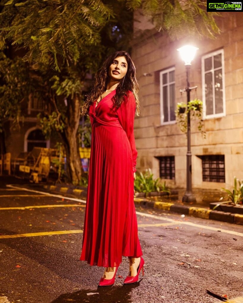 Harshita Gaur Instagram - There is something about empty streets in the night! You never feel you are alone . . . 📸 @theabhivalera MUA @dhwanidave18 Hair @arbazshaikh6210 Styled by @its_mariyamm Assisted by @muskaaaaaanshah