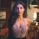 Harshita Gaur Instagram - Pause … lemme look at you! . . . 📸 @areesz Styled by @bombaebyaisha MUH @manishsharma96 @shinde_jyotika Location @tocobarmumbai