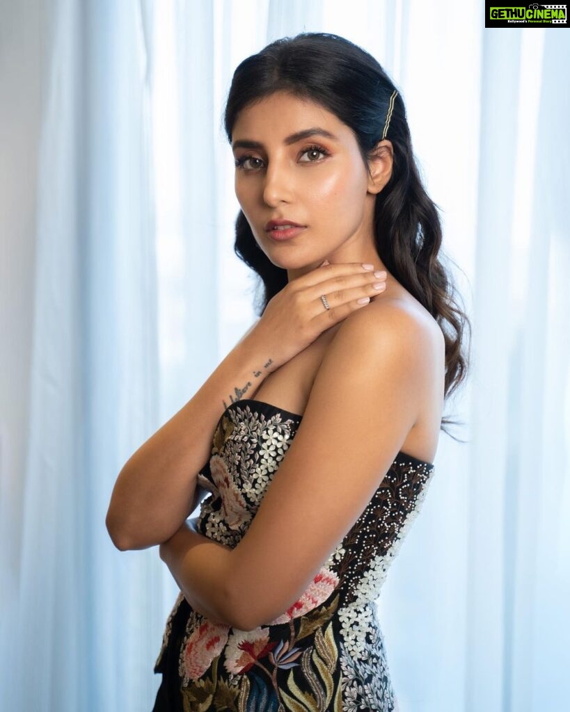 Harshita Gaur Instagram - 🖤 ✨ . . 📸 @areesz 👗: @samantchauhan Styled by : @priyaaa24 assisted by @bhairaviahuja MUA @bhavyaarora assisted by @_praveenvarma Managed by @namisehgal @bling_entertainment