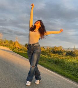 Harshita Gaur Instagram - 🌞 gets me so excited !!
.
.
.
📸 @siddhi_idnani light nahi jaani chaiye 😅😋