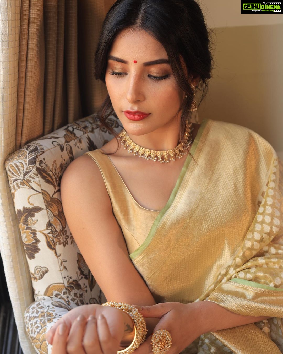 Harshita Gaur Instagram - Saree ♥️ . . MUA @ruchikadasofficial bhabhiiii 😘