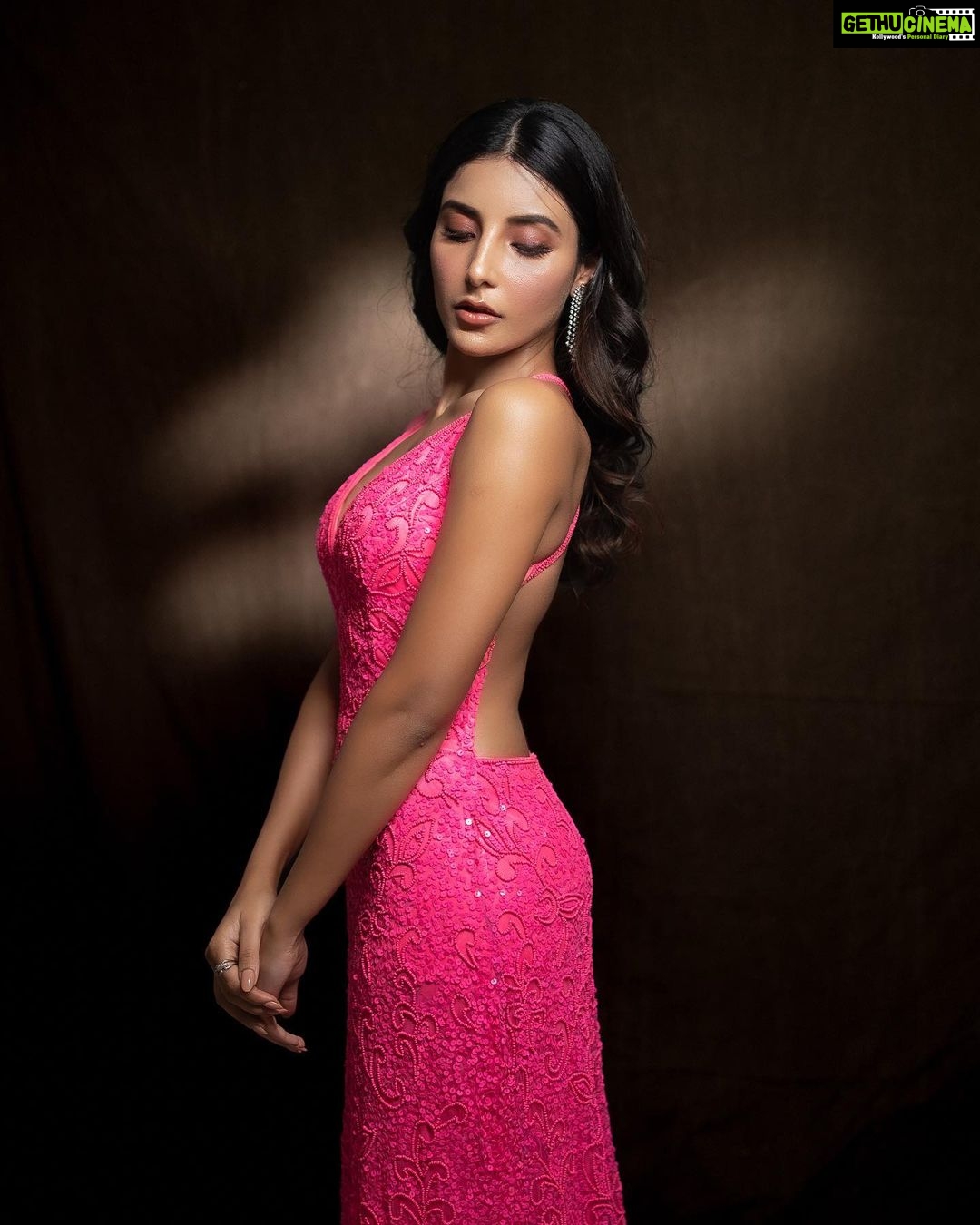 Harshita Gaur Instagram - 💖 . . . 📸 @areesz Styled by @akankshakawediastyle MUA @makeupandhairby_tanisha Assisted by @the_perfect_hues 👗 @upgradebya Jewellery @diagoldbyvardagoenka @the_jewel_gallery