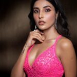 Harshita Gaur Instagram - 💖 . . . 📸 @areesz Styled by @akankshakawediastyle MUA @makeupandhairby_tanisha Assisted by @the_perfect_hues 👗 @upgradebya Jewellery @diagoldbyvardagoenka @the_jewel_gallery