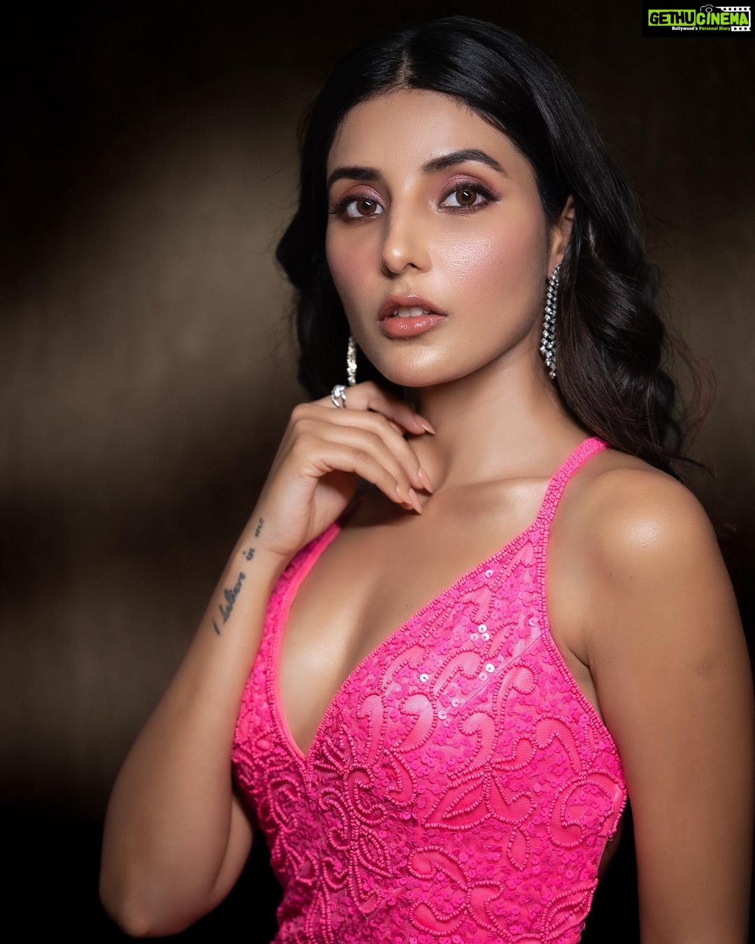 Harshita Gaur Instagram - 💖 . . . 📸 @areesz Styled by @akankshakawediastyle MUA @makeupandhairby_tanisha Assisted by @the_perfect_hues 👗 @upgradebya Jewellery @diagoldbyvardagoenka @the_jewel_gallery