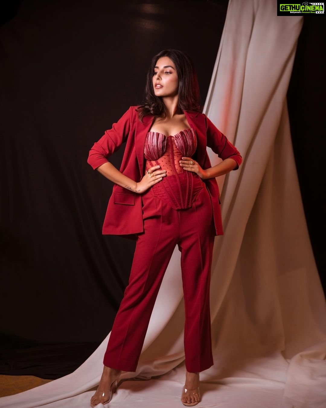 Harshita Gaur Instagram - 🍓 . . 📸 @ashraygoyalphotography Styled by @akankshakawediastyle MUA @manishsharma96 Outfit @varnikasangoi #jehanabadpromotions