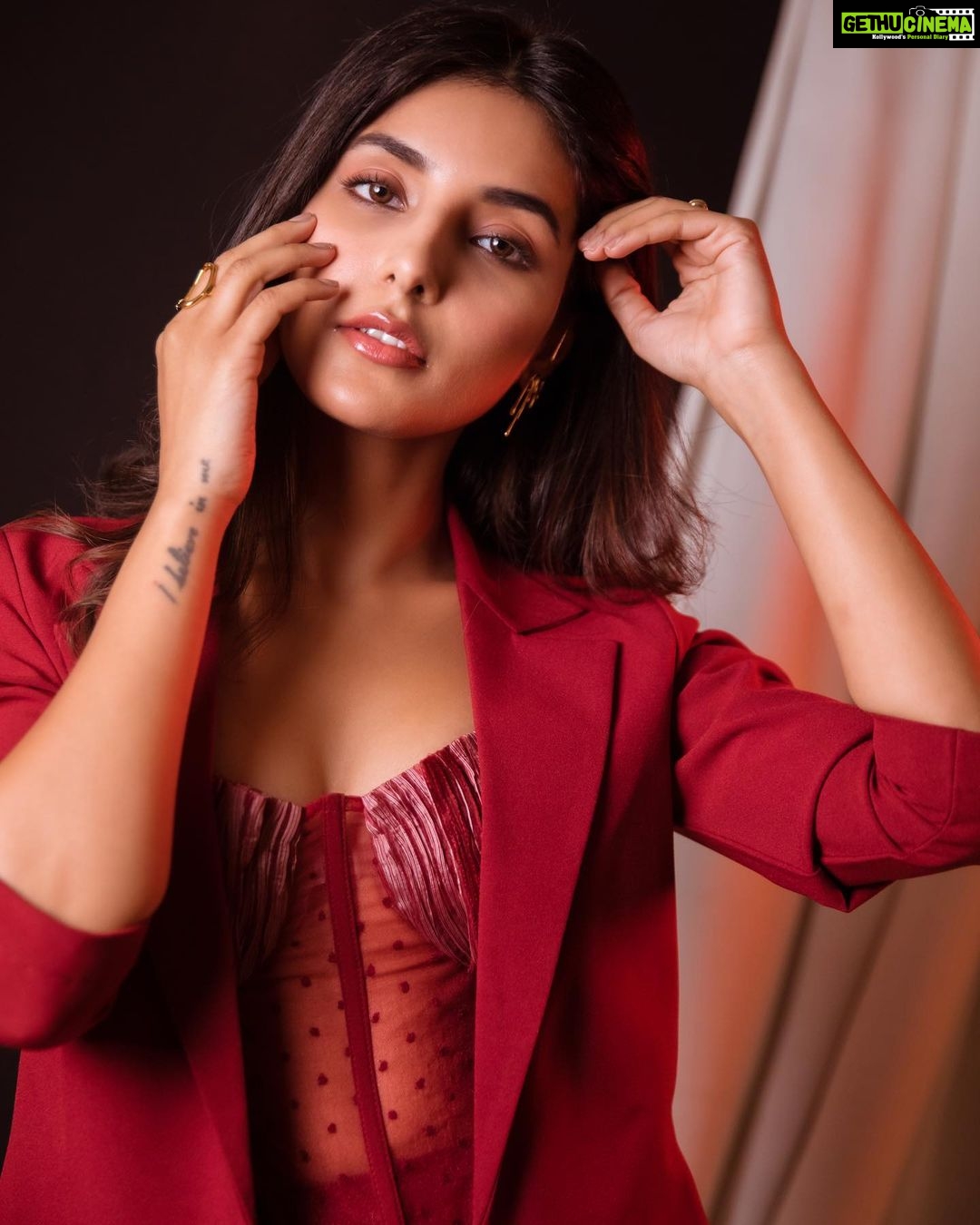 Harshita Gaur Instagram - 🍓 . . 📸 @ashraygoyalphotography Styled by @akankshakawediastyle MUA @manishsharma96 Outfit @varnikasangoi #jehanabadpromotions