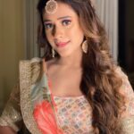 Hiba Nawab Instagram - May the light of diyas fill your home with wealth, happiness, and success that brings you joy🥰Happy Diwali ♥️ 🪔