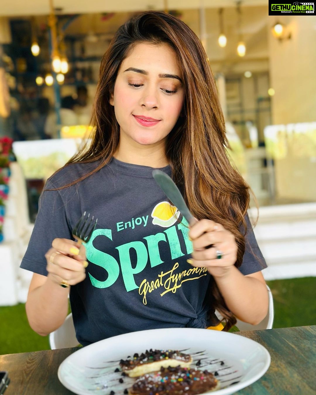 Hiba Nawab Instagram - Shades of happiness 🫶🏻