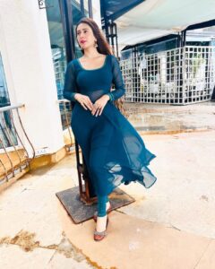 Hiba Nawab Instagram - Le jaye jane kaha hawayein 🎶 ♥️