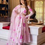 Hiba Nawab Instagram - 🪷𝒢𝓊𝓁-𝑒-कमल🪷 The Asavari Handpainted Suit Set in a beautiful hue of pink makes you look gorgeous feeling blushed from inside just like the blooming flowers of lotuses. ✨ This one's a show stealer with its churidaar sleeves and beautiful organza dupatta that can be worn at festive occasions and soirees as well.✨ Shop this from our website now✨ www.aachho.com #aachho #newcollection #hibanawab #gulekamal #handpaintedcollection #outfitsfordiwali #festiveoutfits
