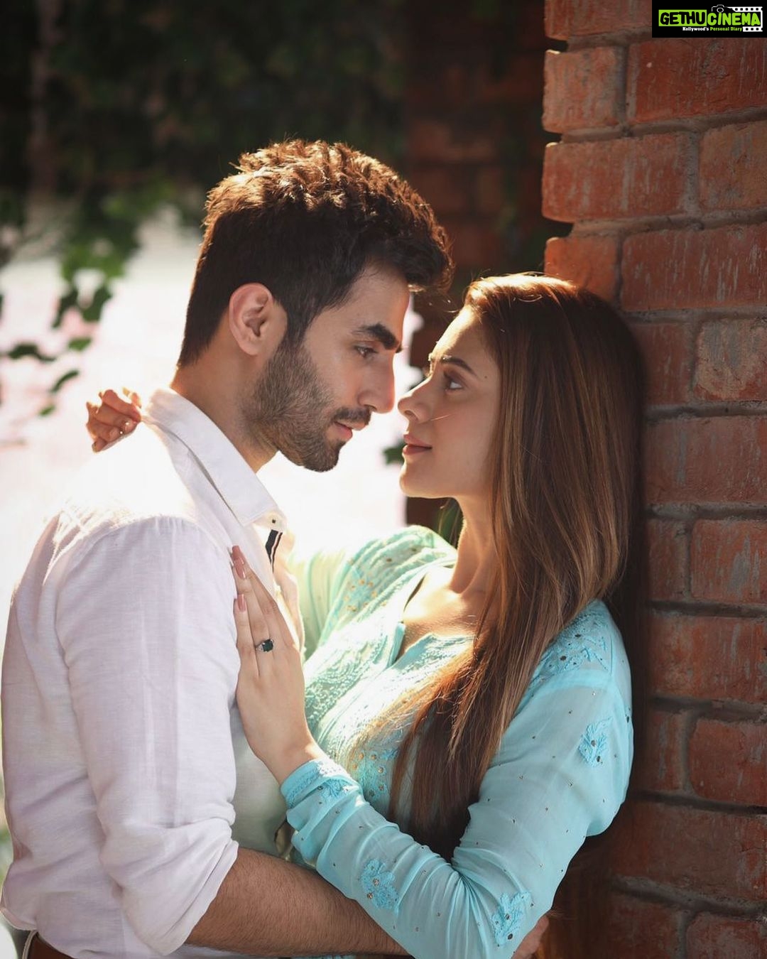 Hiba Nawab Instagram - #ItniMohabbatKartaHoon out sooooon ♾ 💕 30. 08. 2022 ✨ #ZeeMusicOriginals @hibanawab @nihal_tauro_official @amjadnadeemaamir @azeemshirazi @vinnilm @vinnil_markan_productions @anuragbedii @zeemusiccompany @caastingdawn