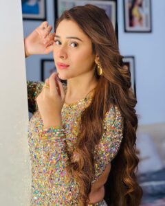 Hiba Nawab Instagram - Party on my mind ✨ 

Styled by: @ashnaamakhijani 
@styledbyashna 
Outfit: @aleta.official
Jewellery: @ethnicandaz