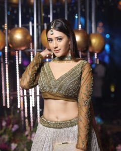 Hiba Nawab Instagram - Dress by @kalkifashion
Jewellry by @sonisapphire 
Styled by my fav @komaltindwani ♥️😘
📸  @thefilmyjar