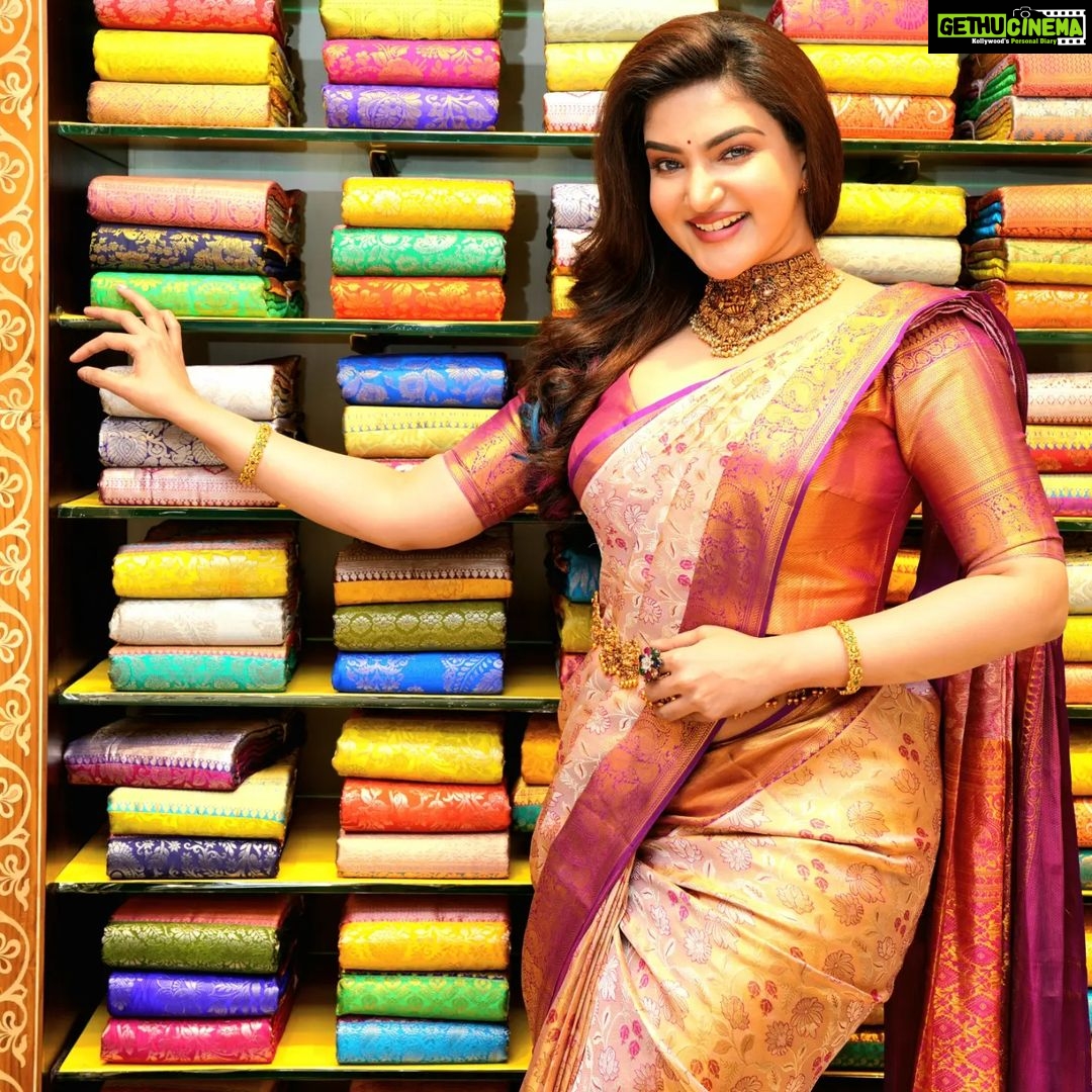 Honey Rose Instagram - @chandanabrotherstelangana @sreshtamakeup @tanith_design @anokhi_priyakishore