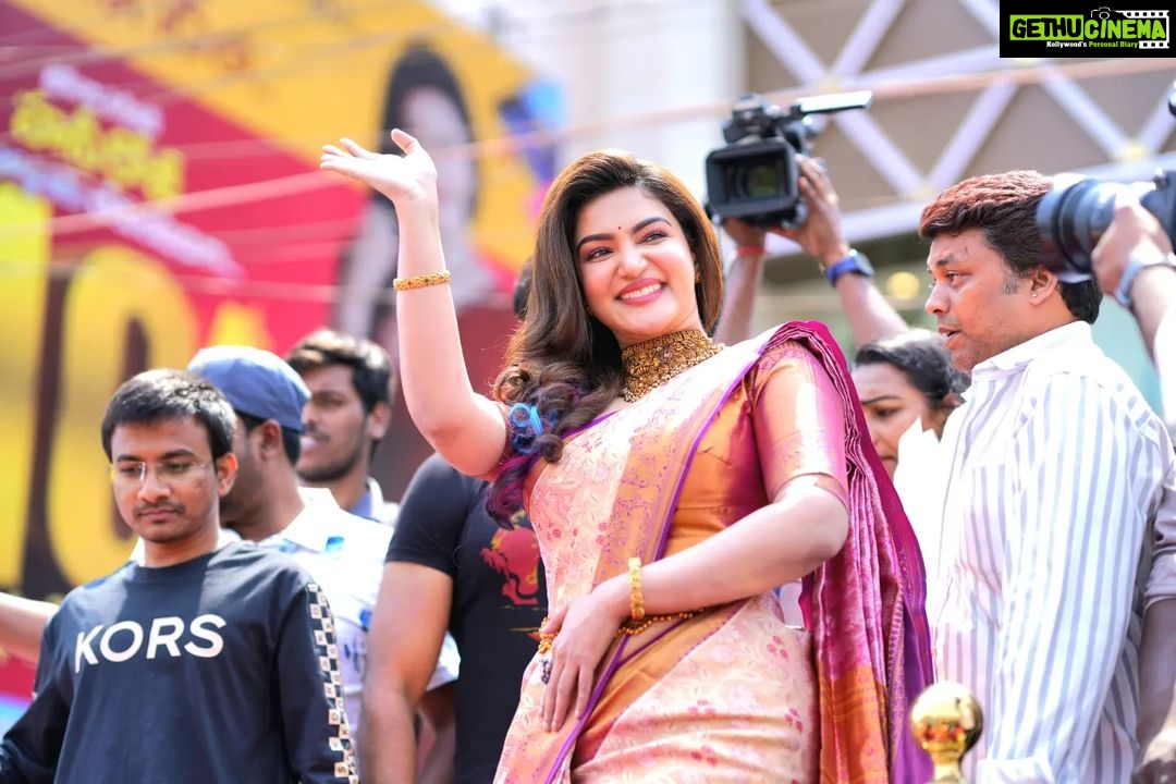Honey Rose Instagram - Thank you @chandanabrotherstelangana for inviting me to this grand opening..... @chandanabrotherstelangana @anudeep_munna Mua @sreshtamakeup Accessories @anokhi_priyakishore Designed @tanith_design
