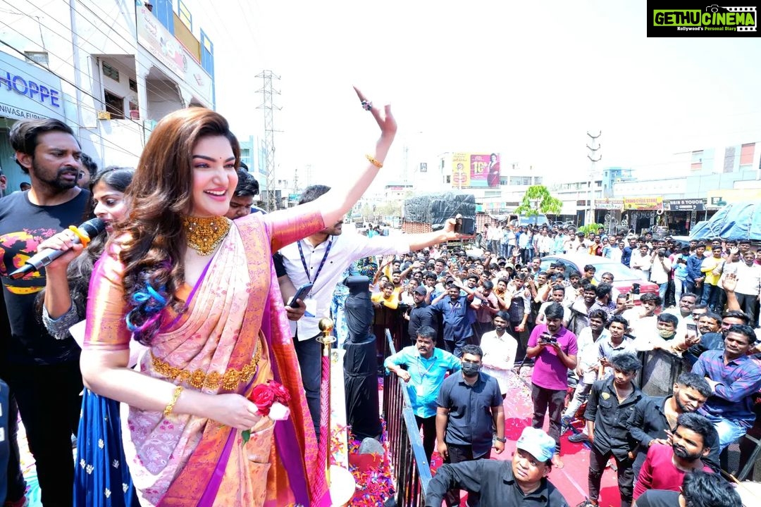Honey Rose Instagram - Thank you @chandanabrotherstelangana for inviting me to this grand opening..... @chandanabrotherstelangana @anudeep_munna Mua @sreshtamakeup Accessories @anokhi_priyakishore Designed @tanith_design
