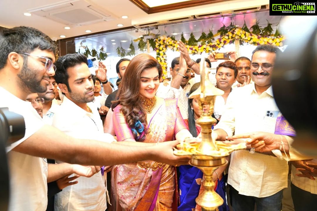 Honey Rose Instagram - Thank you @chandanabrotherstelangana for inviting me to this grand opening..... @chandanabrotherstelangana @anudeep_munna Mua @sreshtamakeup Accessories @anokhi_priyakishore Designed @tanith_design