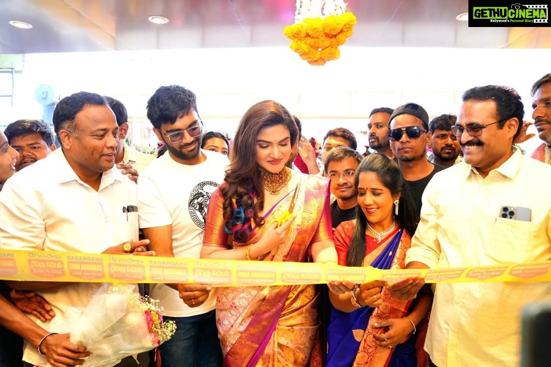 Honey Rose Instagram - Thank you @chandanabrotherstelangana for inviting me to this grand opening..... @chandanabrotherstelangana @anudeep_munna Mua @sreshtamakeup Accessories @anokhi_priyakishore Designed @tanith_design