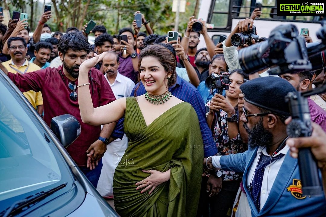 Honey Rose Instagram - The color of mother earth. @honeyroseinsta The lady who shines like a diamond ๐. saree @doja_design_story @dona_kj MUA @sreshtamakeup Accessories @anokhi_priyakishore photography @vishnuprathapvp