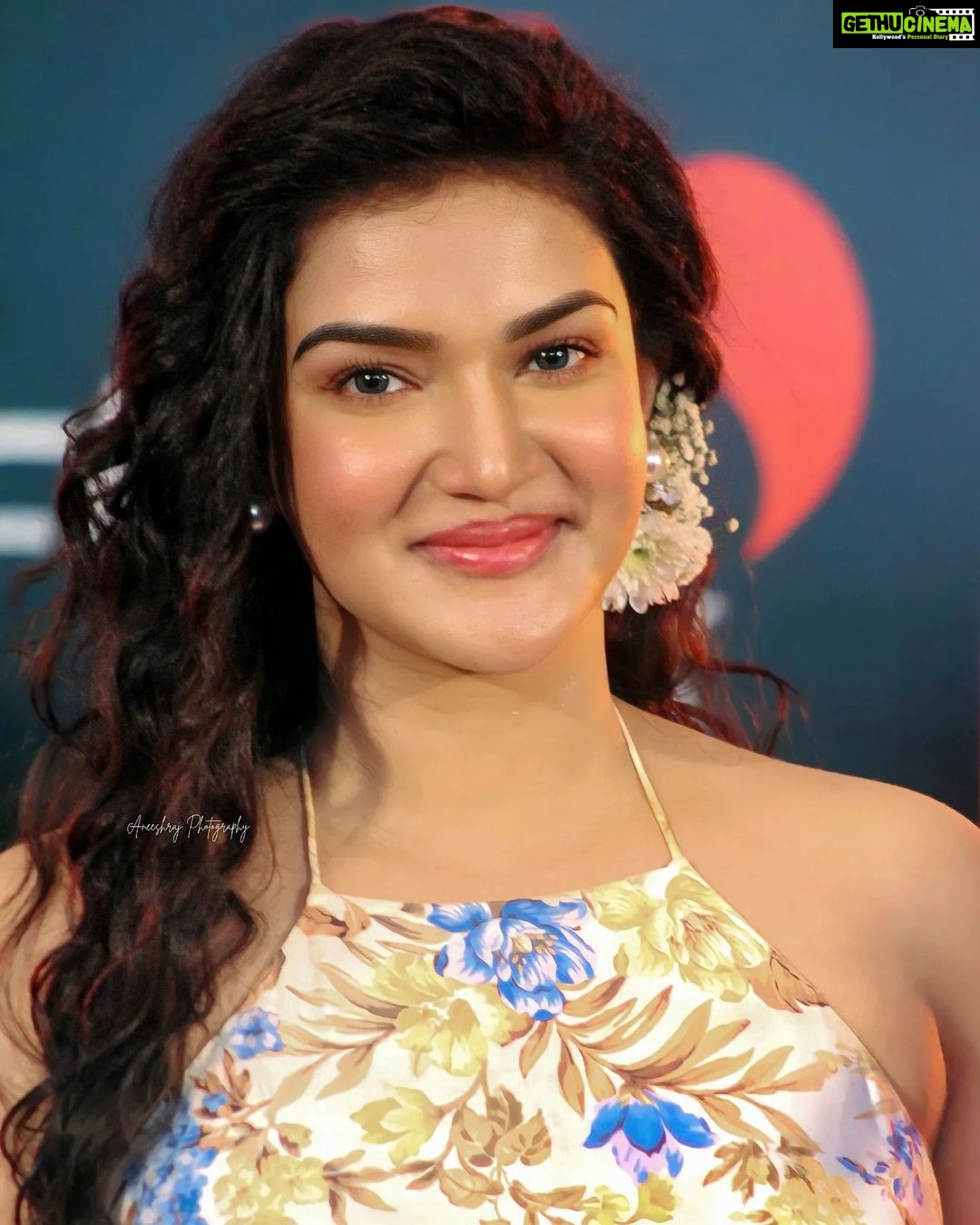 Honey Rose Instagram - ᵇˡᵘᵉ ᵉʸᵉˢ✨️ @honeyroseinsta 🤍 . . . . . . . #honeyrose #actress #malayalamfilm #heroine Changanacherry