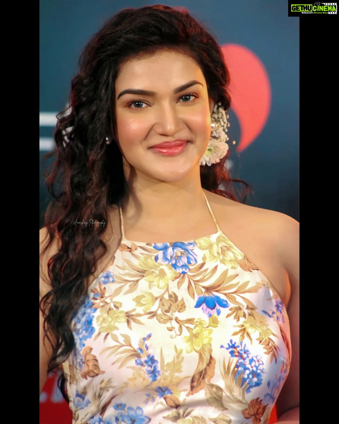 Honey Rose Instagram - ᵇˡᵘᵉ ᵉʸᵉˢ✨️ @honeyroseinsta 🤍 . . . . . . . #honeyrose #actress #malayalamfilm #heroine Changanacherry