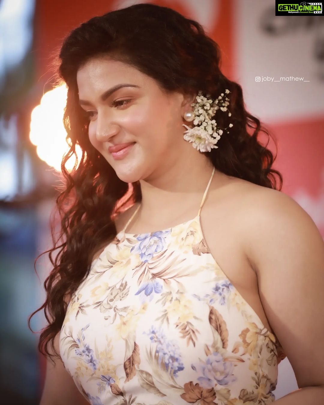 Honey Rose Instagram - In Frame :- @honeyroseinsta 👍🏻 #honeyrose #malayalam #actress #changanassery Changanacherry