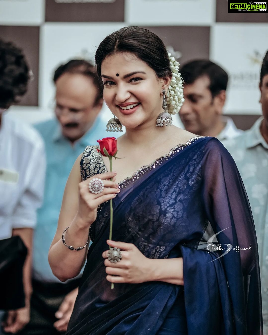 Honey Rose Instagram - Today program Anniversary special Golden offer @nakshatragoldanddiamonds @honeyroseinsta