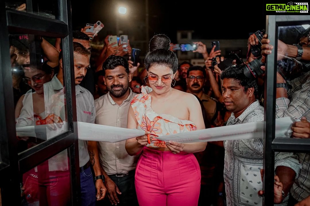 Honey Rose Instagram - @honeyroseinsta at grand opening of Kerala's biggest restaurant! @leskydinerestaurantpalakkad #leskydinepalakkad #keralasbiggestrestaurant #grandopening #honeyrose #honeyroseinsta #kerala #keralagram #instapics #instadaily #instafashion #instafood #happy #moments #fruitbae Le Sky Dine Restaurant
