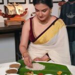 Honey Rose Instagram – എല്ലാവർക്കും എന്റെയും കുടുംബത്തിന്റെയും ഹൃദയം നിറഞ്ഞ ഓണാശംസകൾ….😍😍❤️
Chorry pappadam ella🤧