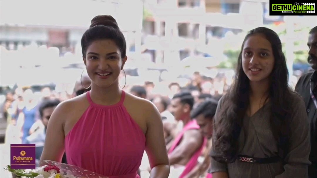 Honey Rose Instagram - @puthumana_gold_house