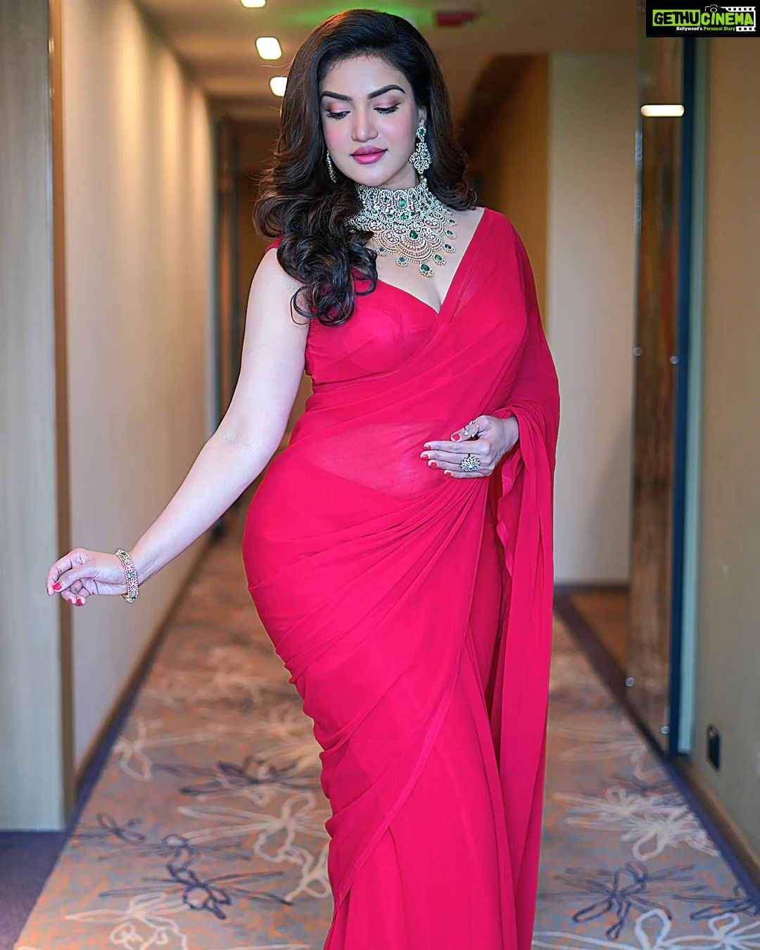 Honey Rose Instagram - Photography @delight_photography_official Jewellery @devipavitrajewellers MuA @sreshtamakeup Costume @tanith_design