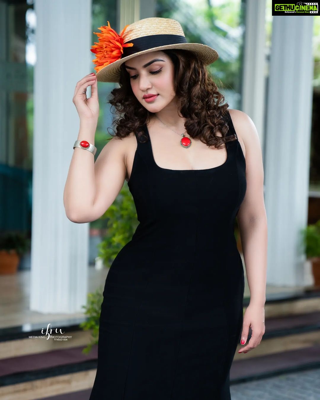 Honey Rose Instagram - Photography @ibru_mediakings @sijusiby97 Hairstylist @rahul_namo_ Accessories @anokhi_priyakishore @mannboutique_giftemporium