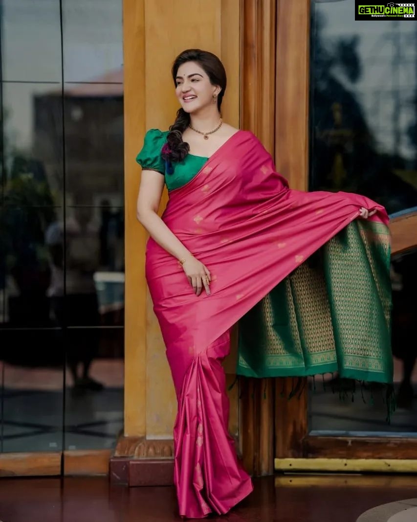 Honey Rose Instagram - Happy Ugadi ❤️ Photography @vyshnavphotography Mua @sreshtamakeup Costume @marianonlineboutique @tanith_design Accessories @anokhi_priyakishore