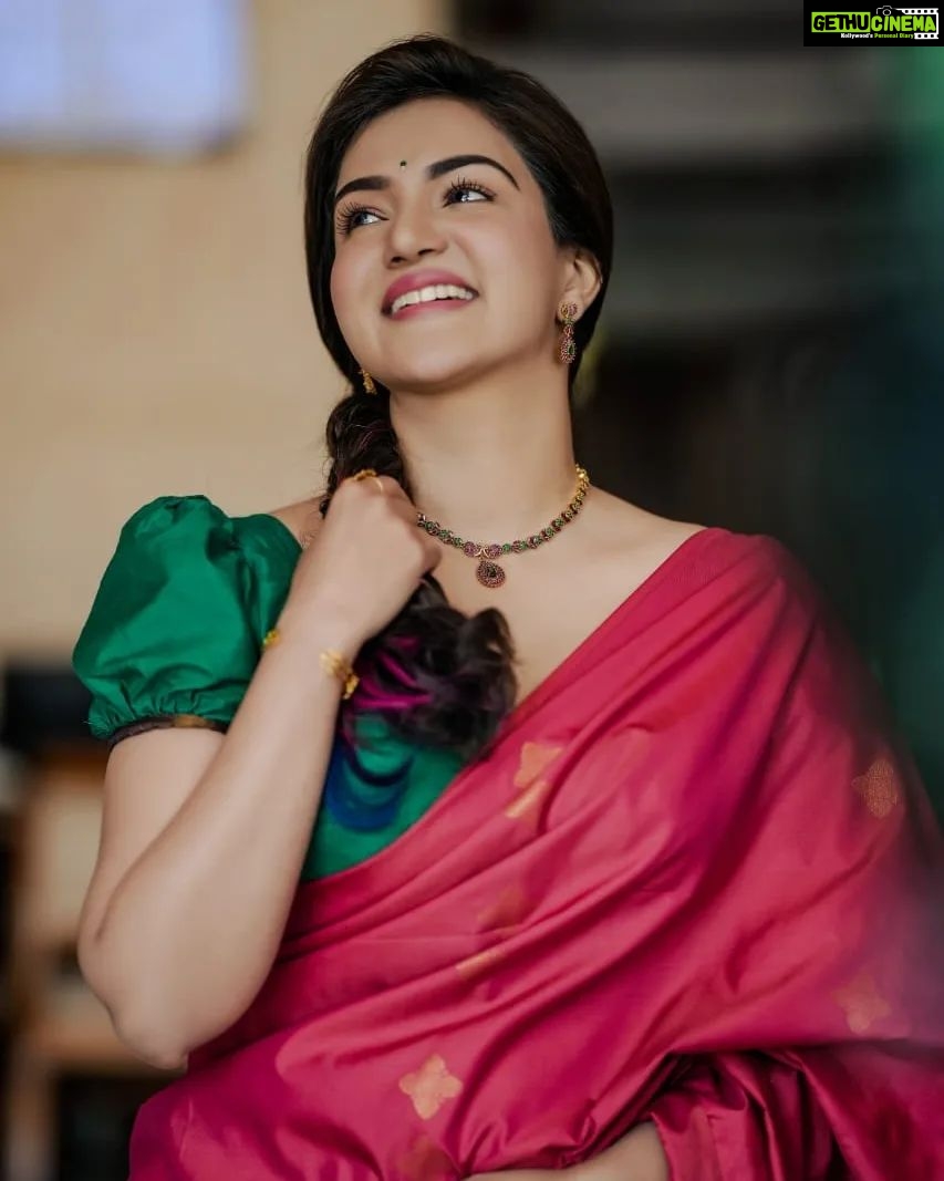 Honey Rose Instagram - Happy Ugadi ❤️ Photography @vyshnavphotography Mua @sreshtamakeup Costume @marianonlineboutique @tanith_design Accessories @anokhi_priyakishore